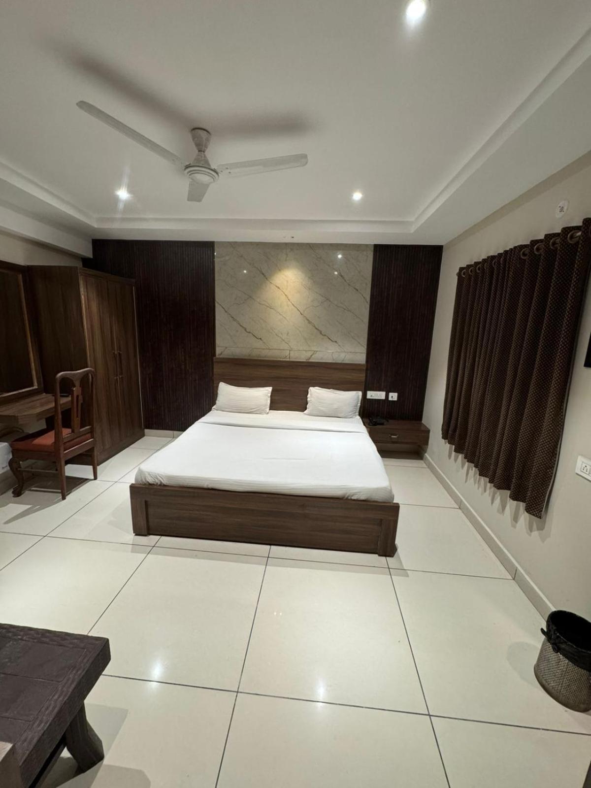Hotel Pearl Inn Rudrapur Екстер'єр фото