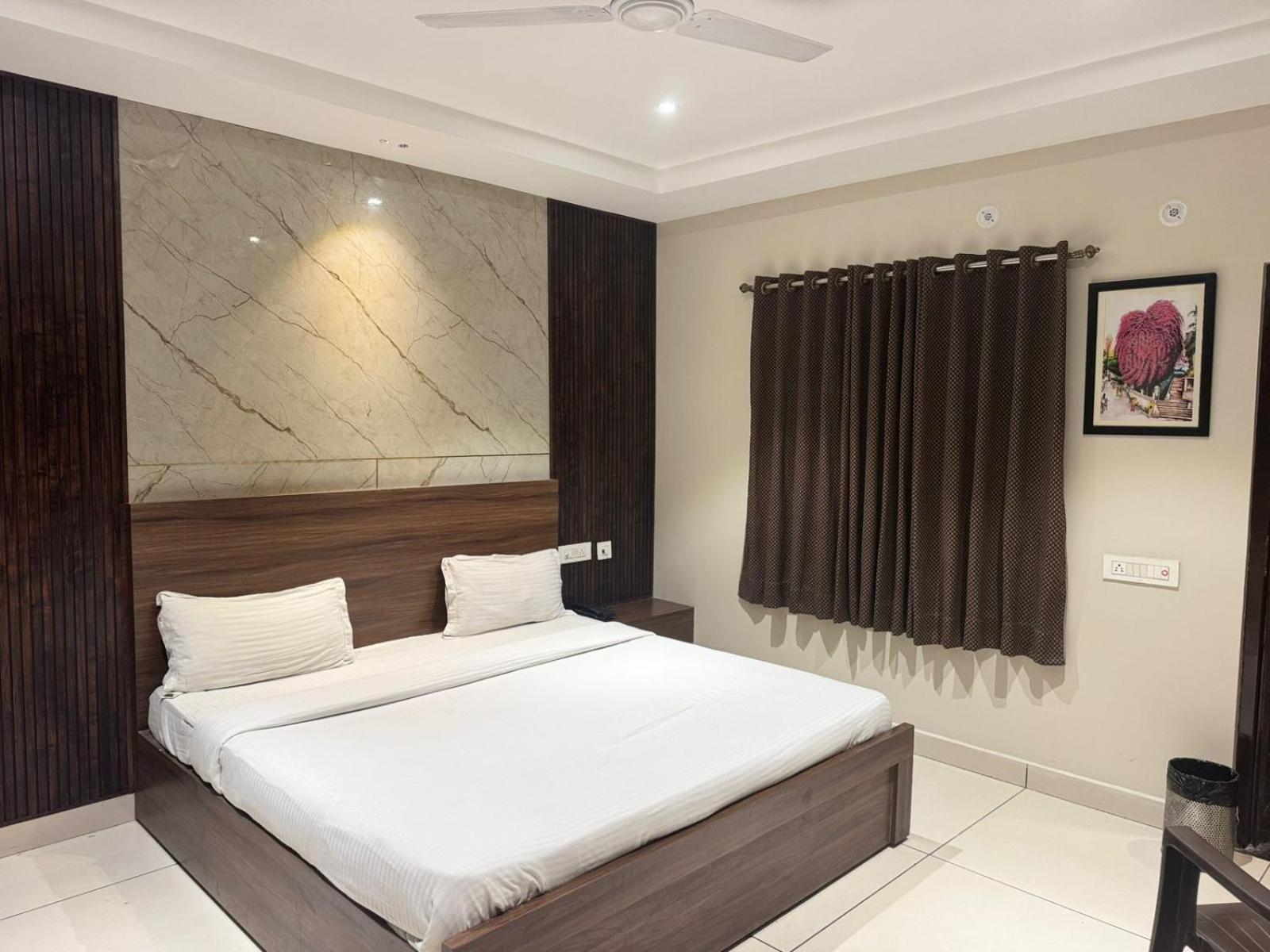 Hotel Pearl Inn Rudrapur Екстер'єр фото