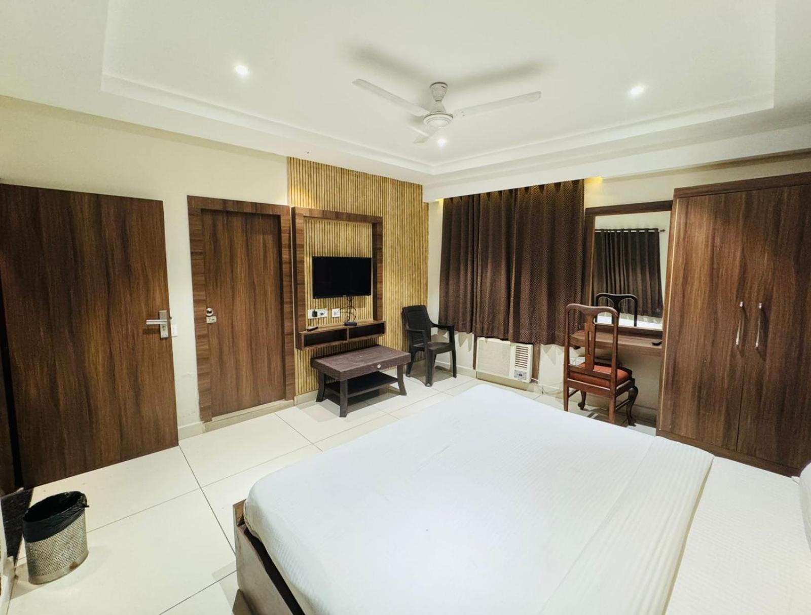 Hotel Pearl Inn Rudrapur Екстер'єр фото