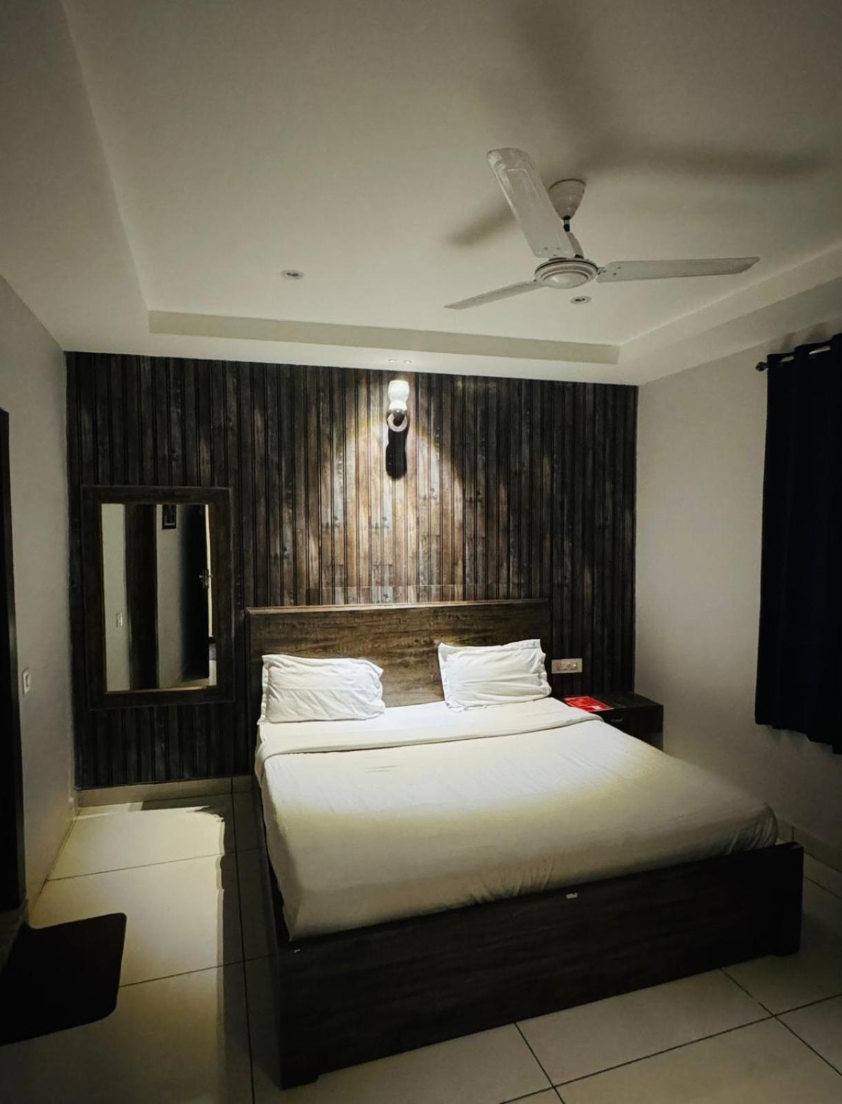 Hotel Pearl Inn Rudrapur Екстер'єр фото